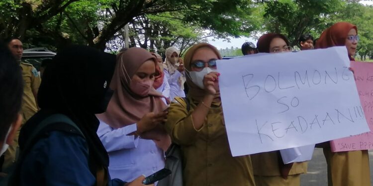 Ratusan PPPK Bolmong Demo Tuntut Lima Bulan Gaji