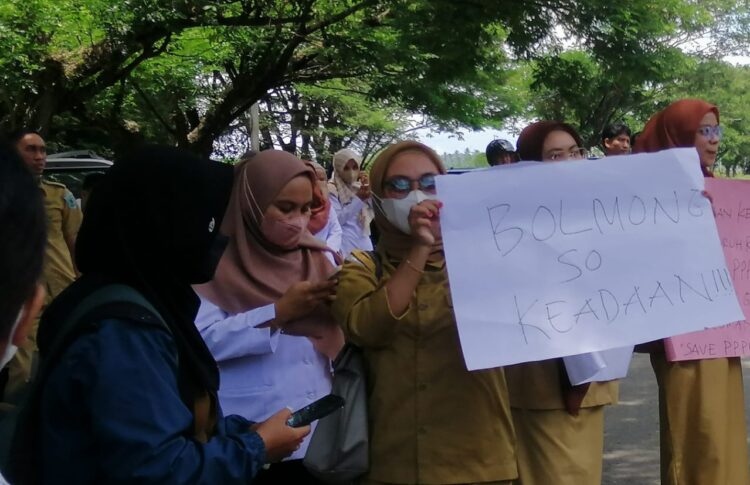 Ratusan PPPK Bolmong Demo Tuntut Lima Bulan Gaji