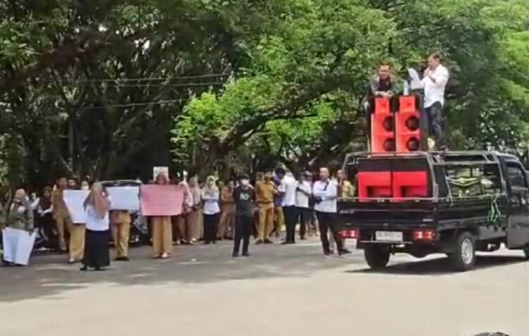 Ratusan PPPK Bolmong Demo Tuntut Lima Bulan Gaji