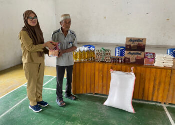 Dinsos Bolmong Serahkan Bantuan Untuk Tiga Lansia Terlantar