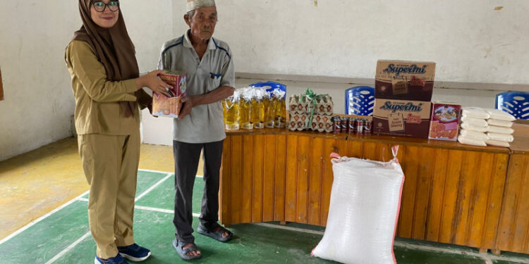 Dinsos Bolmong Serahkan Bantuan Untuk Tiga Lansia Terlantar