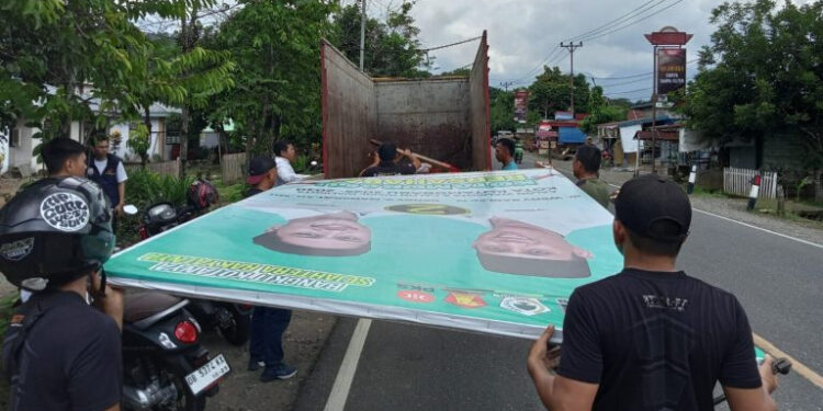 Bawaslu Kotamobagu Melakukan Penertiban APK