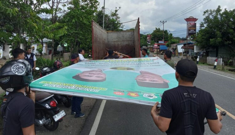 Bawaslu Kotamobagu Melakukan Penertiban APK