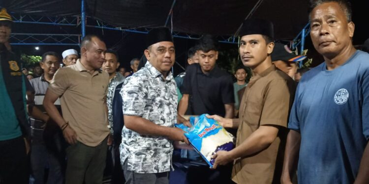 Bupati Yusra Alhabsyi Serahkan Bantuan Korban Kebakaran di Desa Bakan