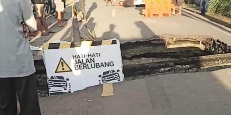 Jalur Trans Sulawesi di Desa Solog Putus