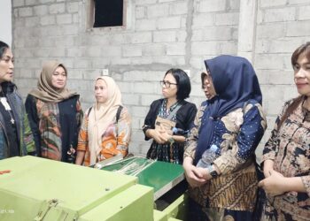 TP PKK Bolmong Tinjau  Agroindustri Pengolahan Nenas di Kabupaten Kediri