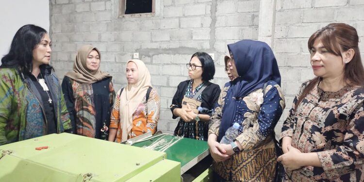 TP PKK Bolmong Tinjau Agroindustri Pengolahan Nenas di Kabupaten Kediri