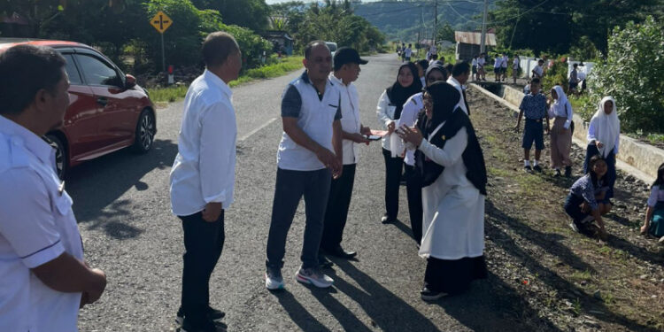 Bupati Bolmong Yusra Alhabsyi Ajak Siswa Menanam Komoditi Lokal