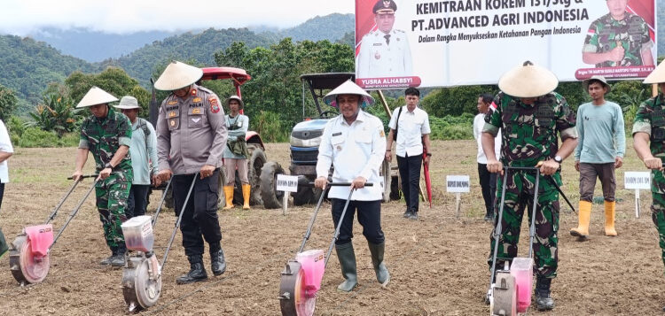 Dandrem 131 Santiago Tanam Jagung Bersama Bupati Bolmong