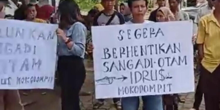 Demo Warga Otam, Desak Sangadi Mundur dari Jabatan