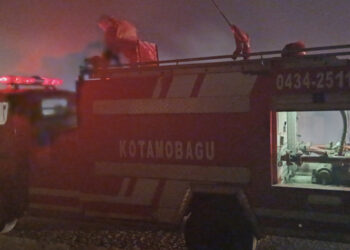 Tiga Unit Damkar Milik Pemkot Kotamobagu Bantu Padamkan Kebakaran di Pasar Lolak