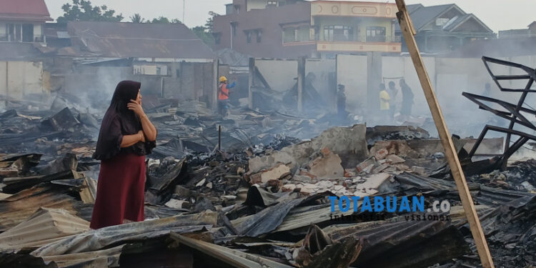 Hingga Pagi Titik Api Masih Terlihat di Lokasi Kebakaran Pasar Lolak