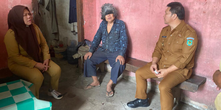 Wabup Dony Lumenta Lihat Langsung Kondisi Lansia di Desa Mopugad 