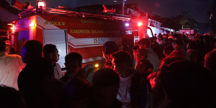 Kebakaran Hebat di Gogagoman, Damkar Bolmong Dikerahkan ke Lokasi 