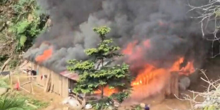 Dua Kelompok Massa Nyaris Bentrok di Lokasi Tambang Ilegal. Camp Milik Penambang Ikut Dibakar