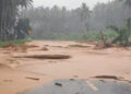 Lumpur Material Tambang Tutup Badan Jalan di Desa Matali Baru