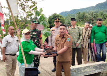 Dukung Ketahanan Pangan, Pemdes Bangomolunow Tanam Seribu Pohon Bibit Sirsak