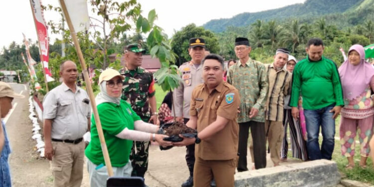 Dukung Ketahanan Pangan, Pemdes Bangomolunow Tanam Seribu Pohon Bibit Sirsak