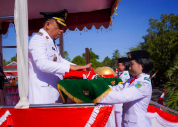 Sosok Dua Pelajar Pembawa Baki Upacara HUT Proklamasi di Bolmong