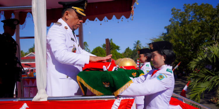 Sosok Dua Pelajar Pembawa Baki Upacara HUT Proklamasi di Bolmong