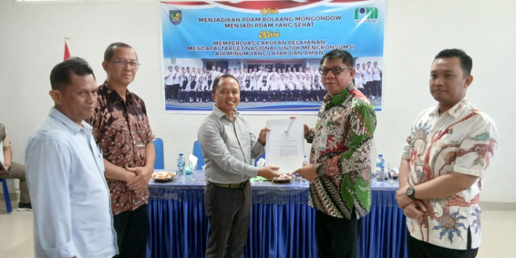 Sekda Bolmong Serahkan SK Plt Dirut PDAM