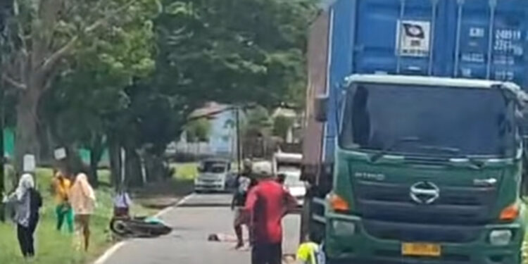 Tangis Ibu di Tikungan Aspal Desa Langagon