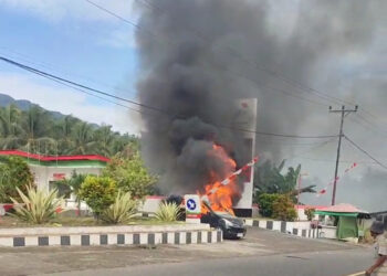 Mobil Hitam Terbakar di Depan SPBU Komangaan
