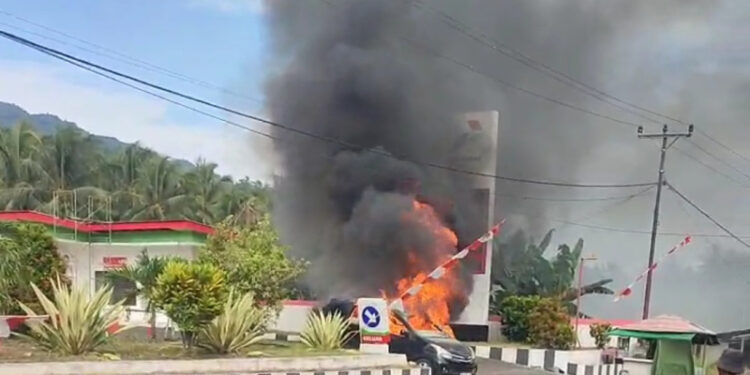Mobil Hitam Terbakar di Depan SPBU Komangaan