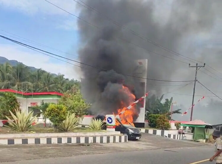 Mobil Hitam Terbakar di Depan SPBU Komangaan
