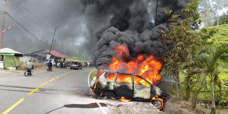 Polisi Identifikasi Mobil Terbakar di Depan SPBU Komangaan