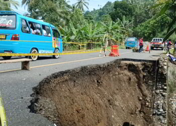 Petugas Berlakukan Sistem Buka Tutup Jalan di Desa Muntoi