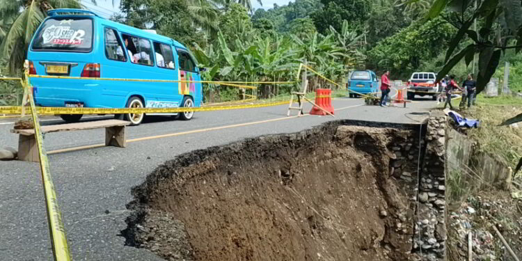 Petugas Berlakukan Sistem Buka Tutup Jalan di Desa Muntoi