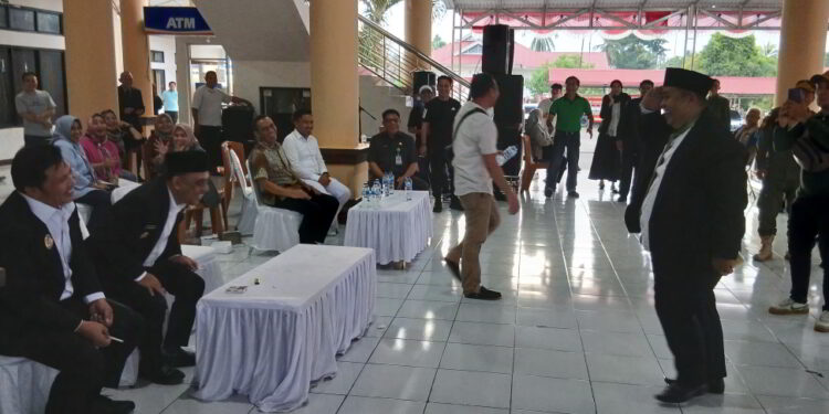 Momen Mengharukan, Upik Jojang Hormat ke Bupati Usai Dilantik