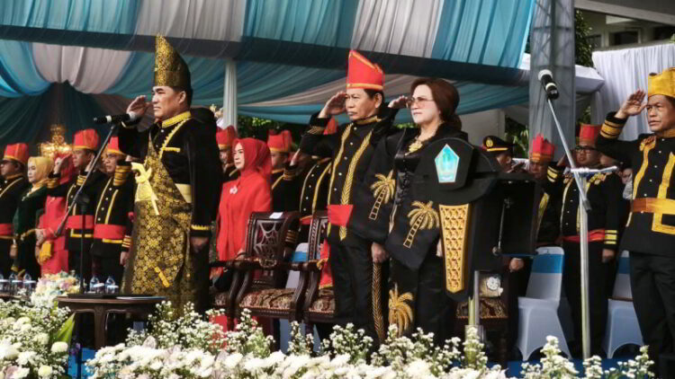 Gubernur Yulius Selvanus Tunjukkan Penghormatan Adat Mongondow di HUT ke-61 Sulut