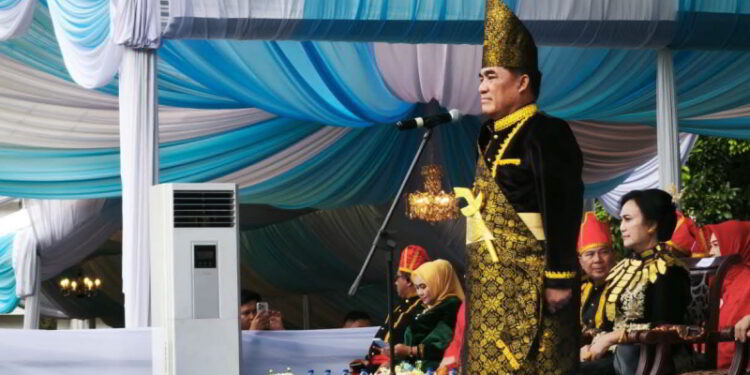 Gubernur Yulius Selvanus Tunjukkan Penghormatan Adat Mongondow di HUT ke-61 Sulut