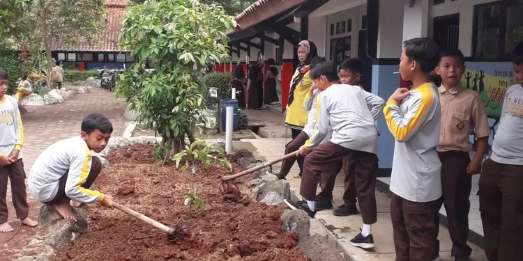 Sekolah di Bolmong Diajak Manfaatkan Pekarangan Jadi Kebun Harapan