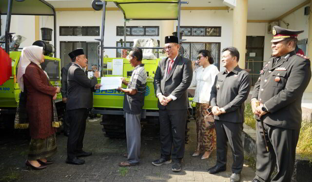 Serahkan Alsintan, Bukti Nyata Visi-Misi Yusra–Dony di Bidang Pertanian