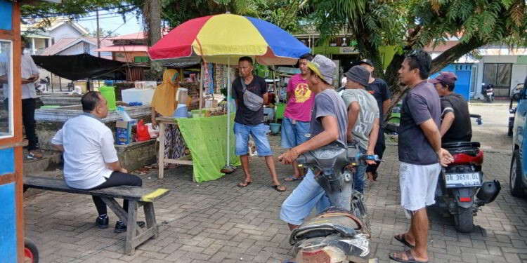 Obrolan Santai Bupati Yusra di Lapangan Da’agon: Dari Sopir Angkot hingga Penjual Es