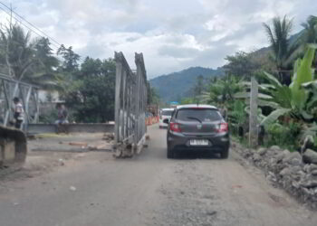 Warga Protes Penutupan Jalur Trans Sulawesi  di Muntoi