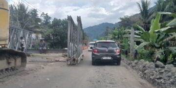 Warga Protes Penutupan Jalur Trans Sulawesi di Muntoi