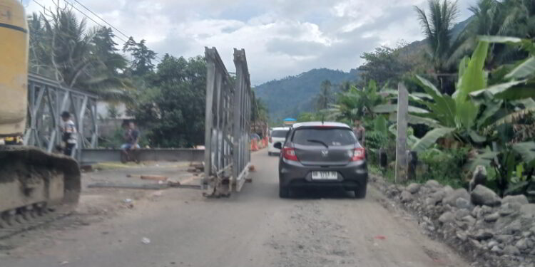 Warga Protes Penutupan Jalur Trans Sulawesi  di Muntoi