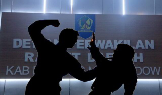 Wakil Rakyat Aniaya Rakyat, Saat Masih Mengenakan PIN DPRD