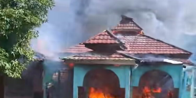 Kebakaran Hanguskan Rumah dan Bekas Mushola di Desa Tadoy