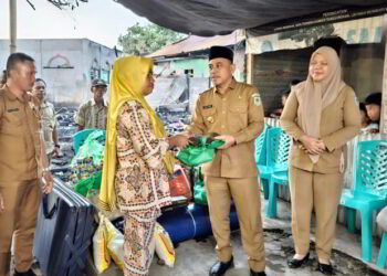 Bupati Yusra Alhabsyi Serahkan Bantuan untuk Korban Kebakaran di Desa Tadoy