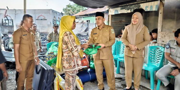 Bupati Yusra Alhabsyi Serahkan Bantuan untuk Korban Kebakaran di Desa Tadoy