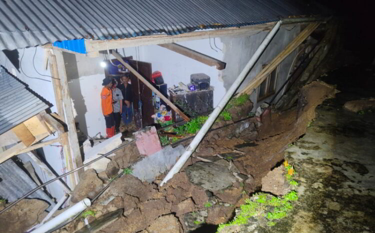 Satu Rumah di Desa Poopo Passi Timur Rusak Tertimpa Longsor