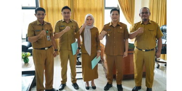 Wabup Dony Lumenta Serahkan SK Penunjukan Plt di Disdukcapil Bolmong