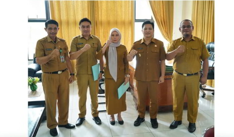 Wabup Dony Lumenta Serahkan SK Penunjukan Plt di Disdukcapil Bolmong
