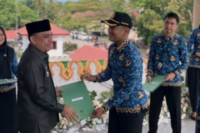 Bupati Yusra Alhabsyi Serahkan SK untuk 194 PPPK Tahap II