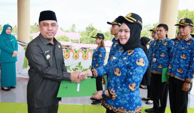 Bupati Yusra Alhabsyi Serahkan SK untuk 194 PPPK Tahap II